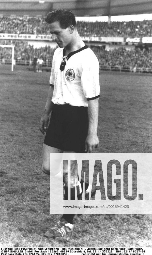 Fussball-Weltmeisterschaft 1958 Halbfinale Schweden - Deutschland 3:1 Erich Juskowiak geht nach Rot vom Platz 24.06.1958 HM