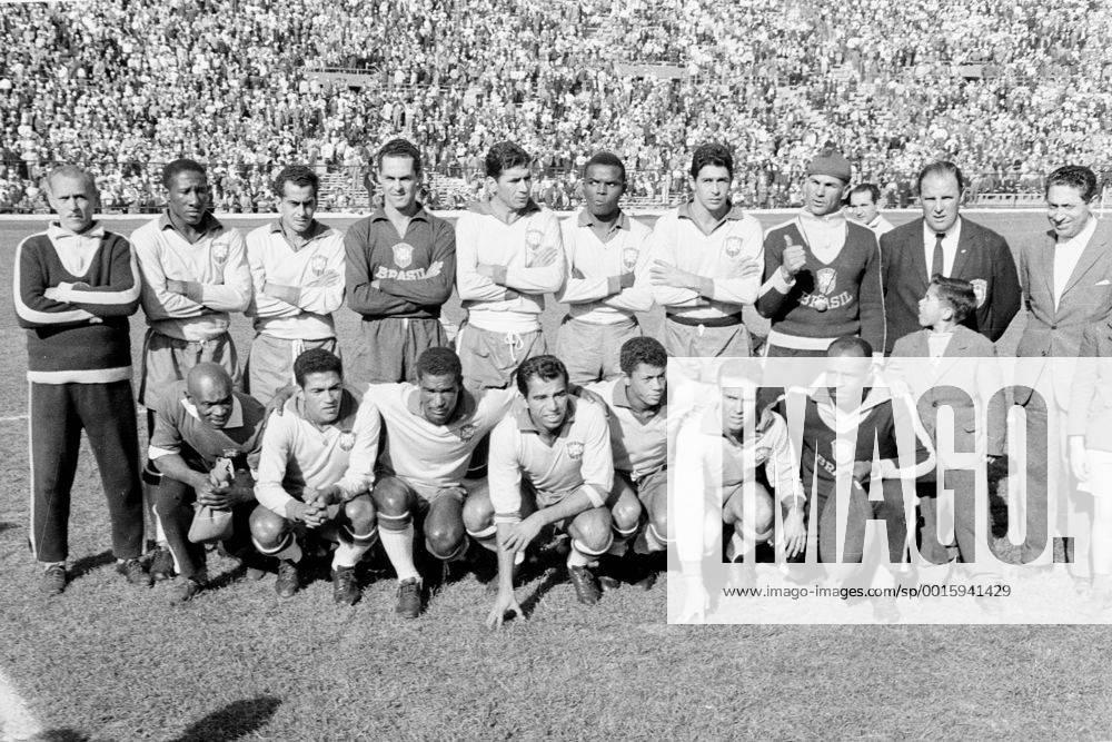 Fussball-WM 1962 Finale Brasilien - 3:1 Finalmannschaft Brasilien stehend v.l.: Tr. Aimore Moreira, Djalma Santos, Zito, Gilmar, Nilton Santos, Zozimo, Kapitän Mauro, Kond.-Tr. Amaral und Arzt Dr. Hilton Gosling. Kniend v.l.: Masseur Mario Americo, Garrincha, Didi, Vava, Amarildo, Zagallo und Betreuer de Assis. HM