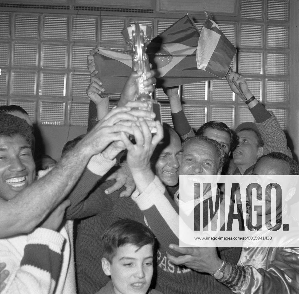 Fußball-Weltmeisterschaft 1962 Finale Brasilien 17.06.62 Siegesfeier der Brasilianer im Quartier mit dem WM-Pokal HM