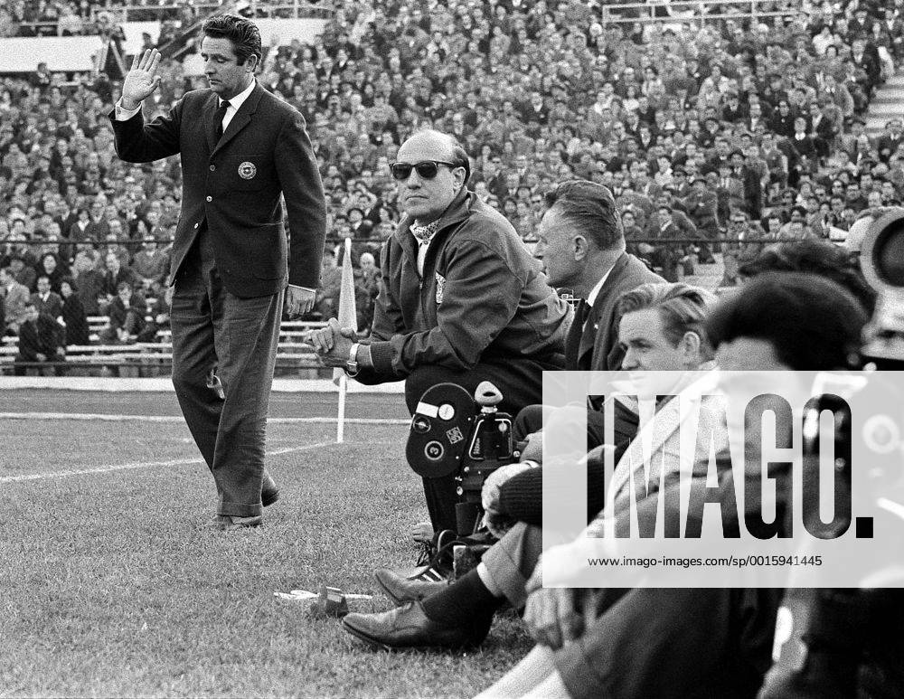 Fußball-Weltmeisterschaft 1962 Deutschland - Chile 2:0 06.06.1962 Co-Trainer Helmut Schoen am Spielfeldrand HM