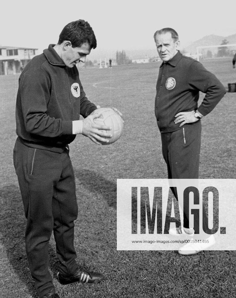 Fußball-Weltmeisterschaft 1962 23.05.1962 im deutschem Quartier : Wolfgang Fahrian und Trainer Sepp Herberger beim Training HM