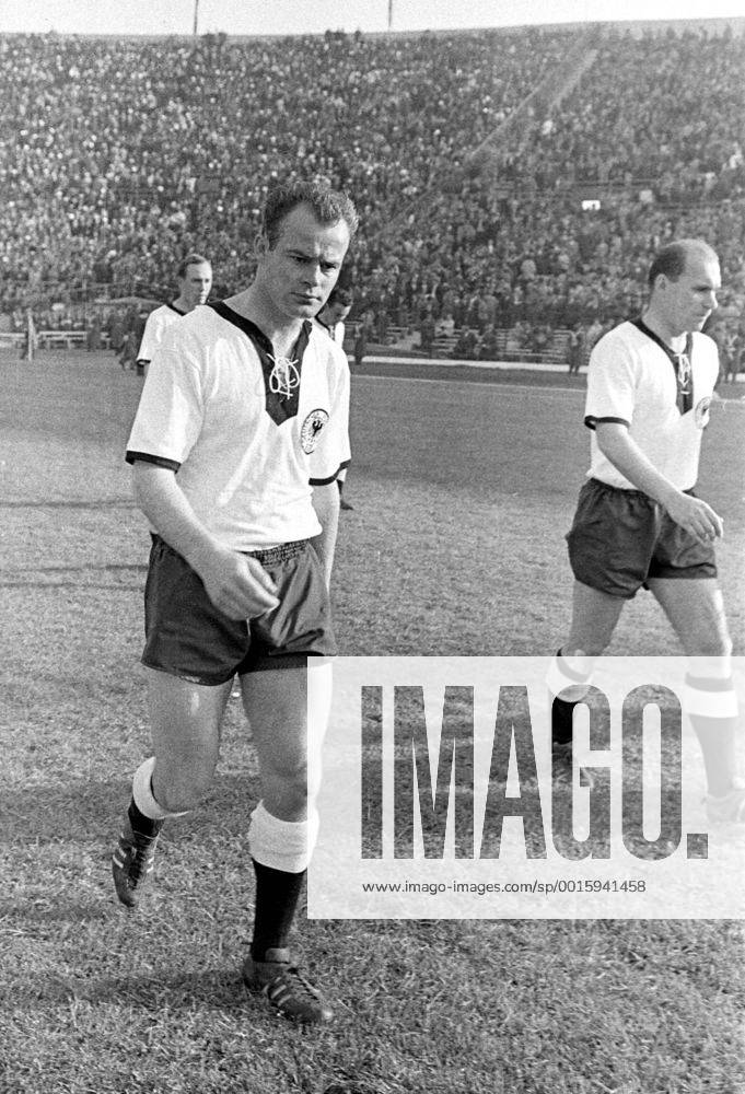 Fußball-Weltmeisterschaft 1962 Deutschland - Chile 06.06.1962 WILLI GIESEMANN (links) geht vom Platz HM