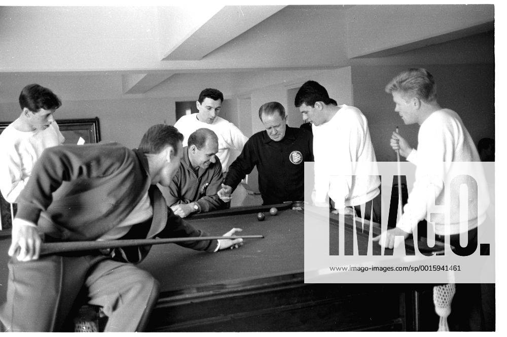 Fußball-Weltmeisterschaft 1962 23.05.1962 im deutschem Quartier Billard als Zeitvertreib Mitte Trainer Sepp Herberger und Wolfgang Fahrian, rechts Helmut Haller HM