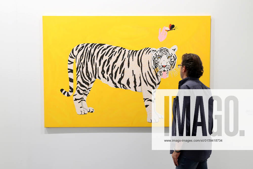(220519) -- LISBON, May 19, 2022 -- A visitor looks at an art piece at the ARCOlisboa international contemporary art fair in Lisbon, Portugal, on May 19, 2022. The ARCOlisboa 2022 which kicked off on Thursday, will last till May 22. (Photo by Xinhua) PORTUGAL-LISBON-INTERNATIONAL CONTEMPORARY ART FAIR PedroxFiuza