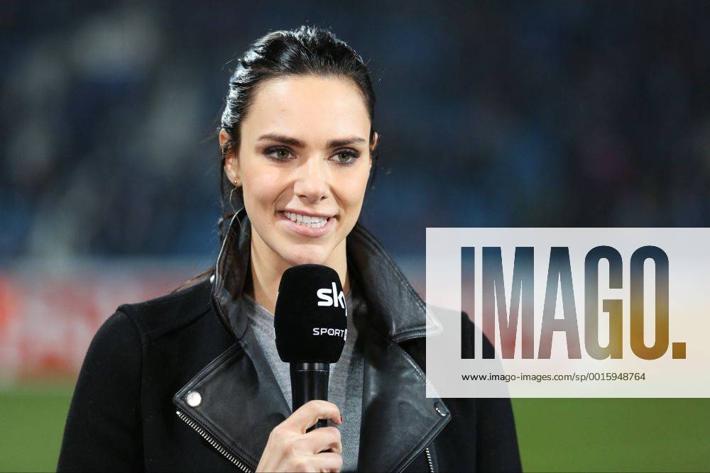 Esther Sedlaczek (Sky Moderatorin) mit Mikrofon VfL Bochum vs SpVgg Greuther-Fürth --- Fussball --- 2. Bundesliga --- 10.03.2014, EP_JSE