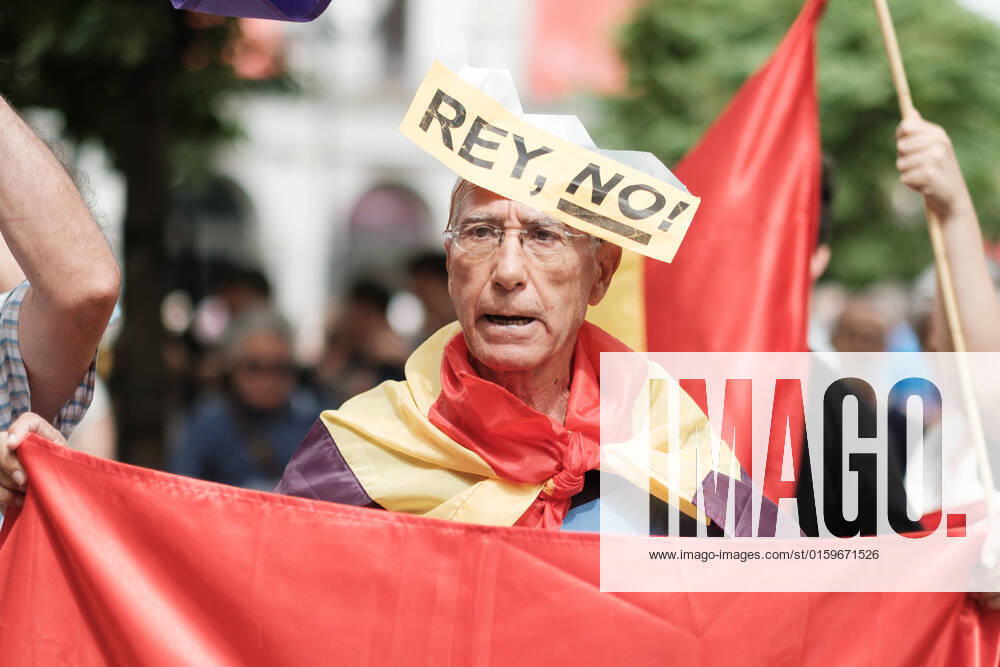 A protester seen with a sign on his forehead that reads king no during the anti-monarchy demonstration in Madrid. The protest coincided with the return to Spain of former king Juan Carlos I. Madrid Spain - ZUMAs197 20220522_zaa_s197_087