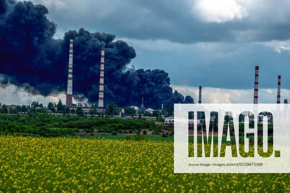Lysycahans k, Ukraine: Smoke rises to the sky after Russian shells hit Lysychansk oil refinery. Lysychansk is an elongated city on the high right bank of the Donets River, Luhansk region..The city is part of a metropolitan area that includes Syeverodonetsk and Rubizhne; the three towns together constitute one of Ukraines largest chemical complexes. The city is under attack by Russian army and heavily bombed daily. It is about 10 km from the frontline, Russian troops are moving towards it. Lysycahans k Ukraine - ZUMAs197 20220522_zab_s197_019