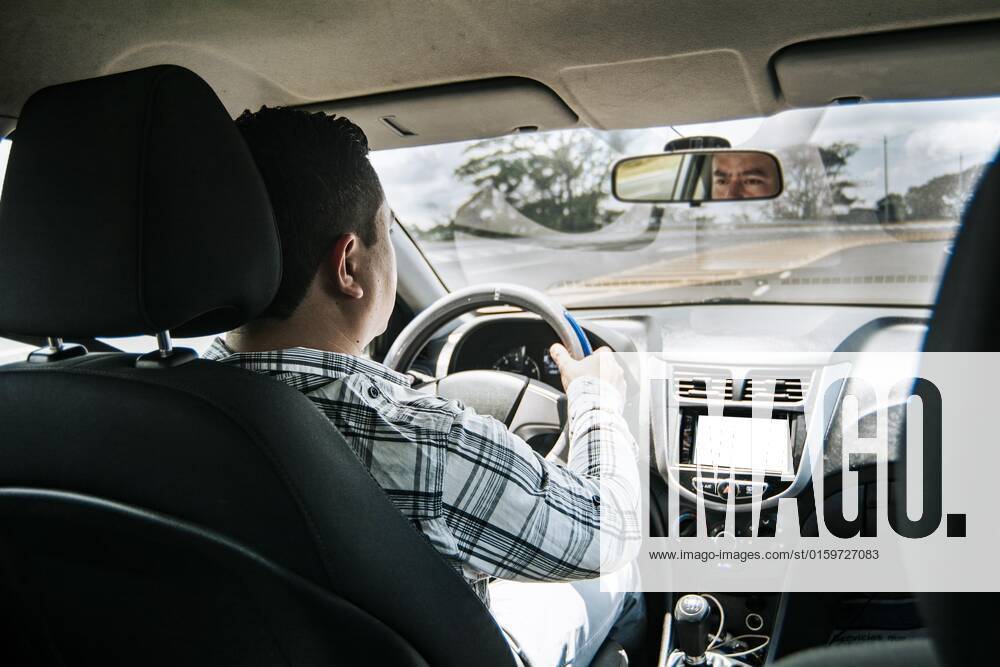 Rückansicht eines Mannes am Steuer eines Autos, Hände des Mannes am Steuer des Autos, Innenansicht eines Mannes am Steuer eines Autos, Konzept der Hände am Steuer eines Autos