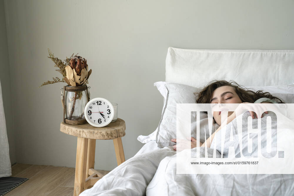 Woman sleeping in bed at home model released, Symbolfoto property released, VPIF06036