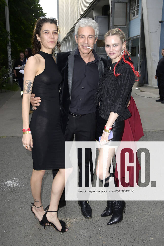 Gedeon Burkhard mit Freundin Sascha Veduta und Ann-Britt Dittmar bei der Premiere der 4. Staffel der Netflix TV-Serie Stranger Things im Kraftwerk Berlin. Berlin
