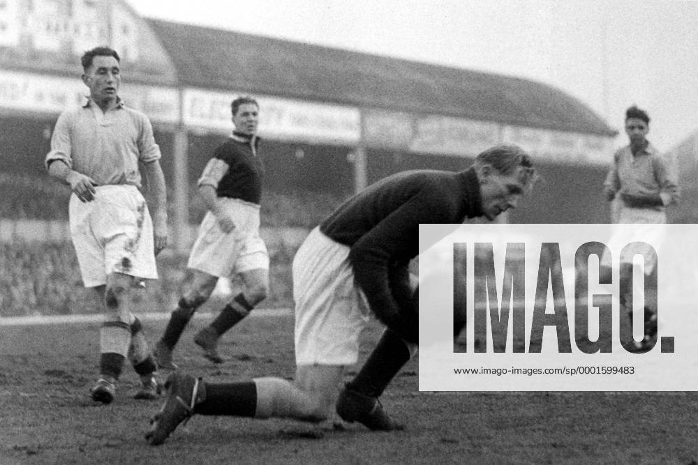 Torwart Bert Trautmann (Manchester City) hat den Ball sicher - Fußball Herren English First Division 1949 1950, 1. Englische Liga, Aston Villa - Manchester City 1:0, Vneg, Vsw Einzelbild Birmingham