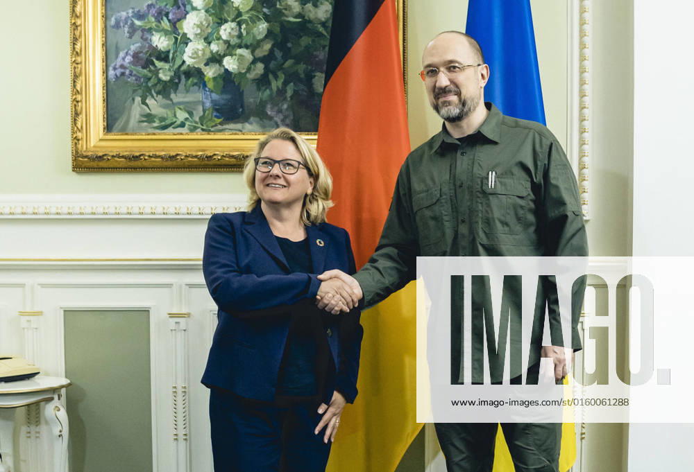 Ukraine-Krieg, Jahrestag der Invasion, Persönlichkeiten besuchen die Ukraine, Archivbilder Bundesentwicklungsministerin Svenja Schulze (SPD) trifft Denys Schmyhal, Ministerpraesident der Ukraine. Kiew, 27.05.2022. Kiew Ukraine