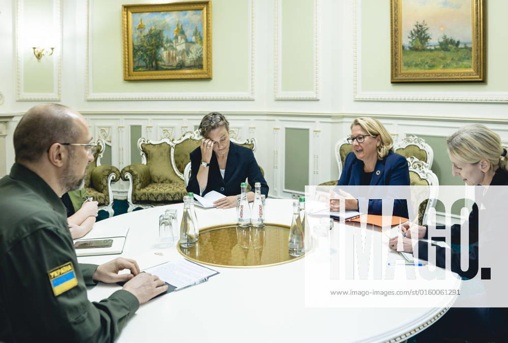 Ukraine-Krieg, Jahrestag der Invasion, Persönlichkeiten besuchen die Ukraine, Archivbilder Bundesentwicklungsministerin Svenja Schulze (SPD) trifft Denys Schmyhal, Ministerpraesident der Ukraine. Kiew, 27.05.2022. Kiew Ukraine