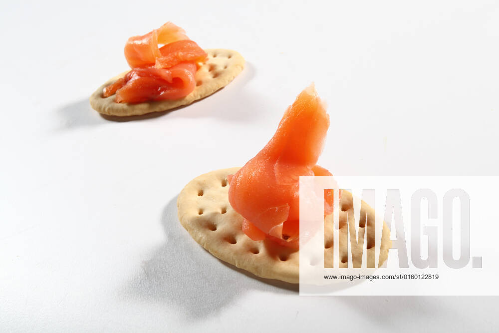 Two cracker with salmon on white background , 19955174.jpg, cracker: salmon, drink, biscuits, slice, crust, jam, breakfast, cereal, bread, cereal, food, nutrition, crisp, golden, fragrant, food, crumbly, tart, fruit, toast, toasted bread crumbs, sticks, toast, slice,