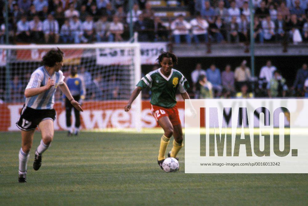 Weltmeisterschaft Vorrunde, Argentinien - Kamerun in Mailand: Roberto Nestor Sensini (li., Argentinien) und Cyrille Makanaky (Kamerun)