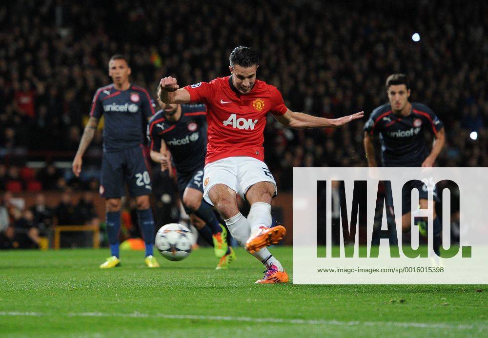 Robin van Persie of Manchester United scores from the spot (1-0) at Old Trafford, Manchester Football - 2013 2014 Champions League - Round of Sixteen, Second Leg: Manchester United (ManU) vs. Olympiakos Piräus