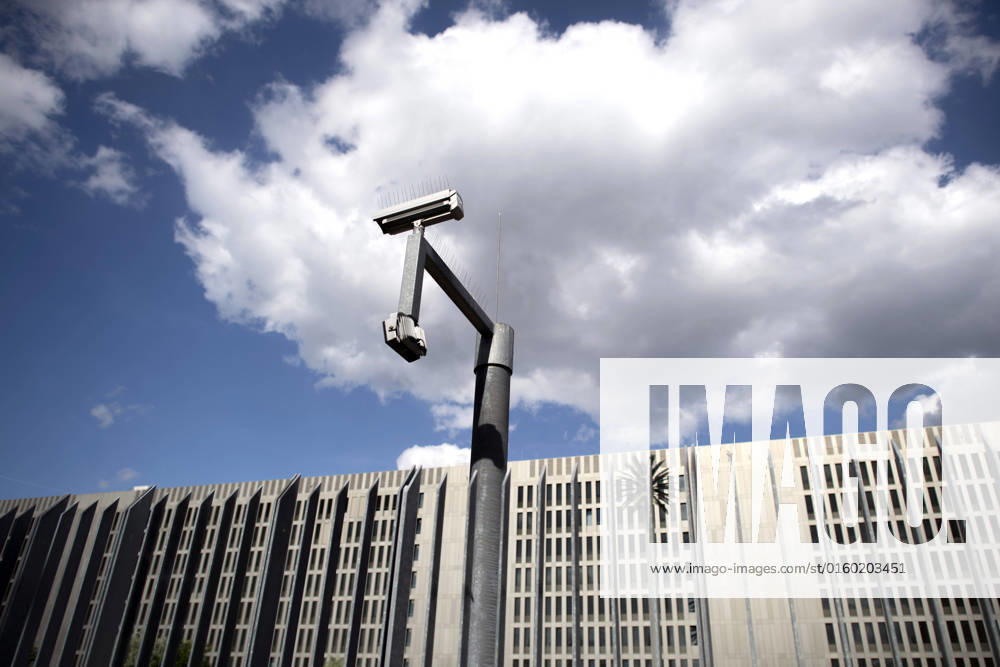 BND headquarter DEU, Deutschland, Germany, Berlin, 12.05.2022 Ueberwachungskamera und Aussenansicht Zentrale vom Bundesnachrichtendienst BND in Berlin. Das umzaeunte rund 260.000m² grosse Gelaende mit dem Gebaeudeensemble und 4000 Mitarbeitern befindet sich im Berliner Ortsteil Mitte an der Chausseestraße. Fuer die architektonische Umsetzung der einzelnen Teilprojekte sind die Architekturbüros Jan Kleihues + Kleihues (Hauptgebaeude), Henn Architekten (Nordbebauung) und Lehmann Architekten (Suedbebauung) zustaendig. en: Surveilance Camera and Exterior view of the headquarter of the Bundesnachrichtendienst Federal Intelligence Service agency BND in Berlin, Germany. The fenced around 260,000m² site with the building ensemble and 4000 emplo
