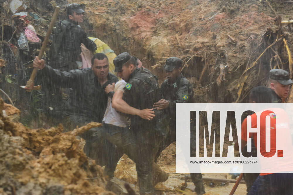 RECIFE, PE - 29.05.2022: HEAVY RAINS IN PE - Firefighters, Army and residents search this Sunday (29th) for people missing in the landslides that occurred on Saturday (28th), due to heavy rains that hit Greater Recife. There are searches being carried out in Jardim Monte Verde, a border area between Recife and Jaboatão dos Guararapes, in the Metropolitan Region. At least 20 people were buried there. There are still people missing among the rubble. x2212802x JoãoxCarlosxMazella