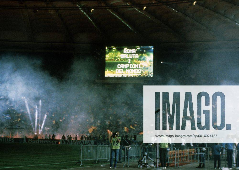 Fussball Weltmeisterschaft 1990: Endspiel Deutschland-Argentinien in Rom. Gratulation auf der Anzeigetafel dem Weltmeister. HM