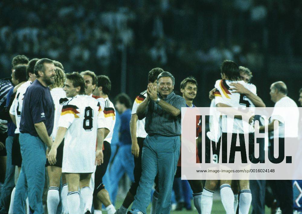 Fussball Weltmeisterschaft 1990: Endspiel Deutschland-Argentinien in Rom. Jubel bei Spieler und Betreuer, mit dabei Mannschaftsarzt Prof. Heinrich Heß, Thomas Häßler, Klaus Augenthaler HM
