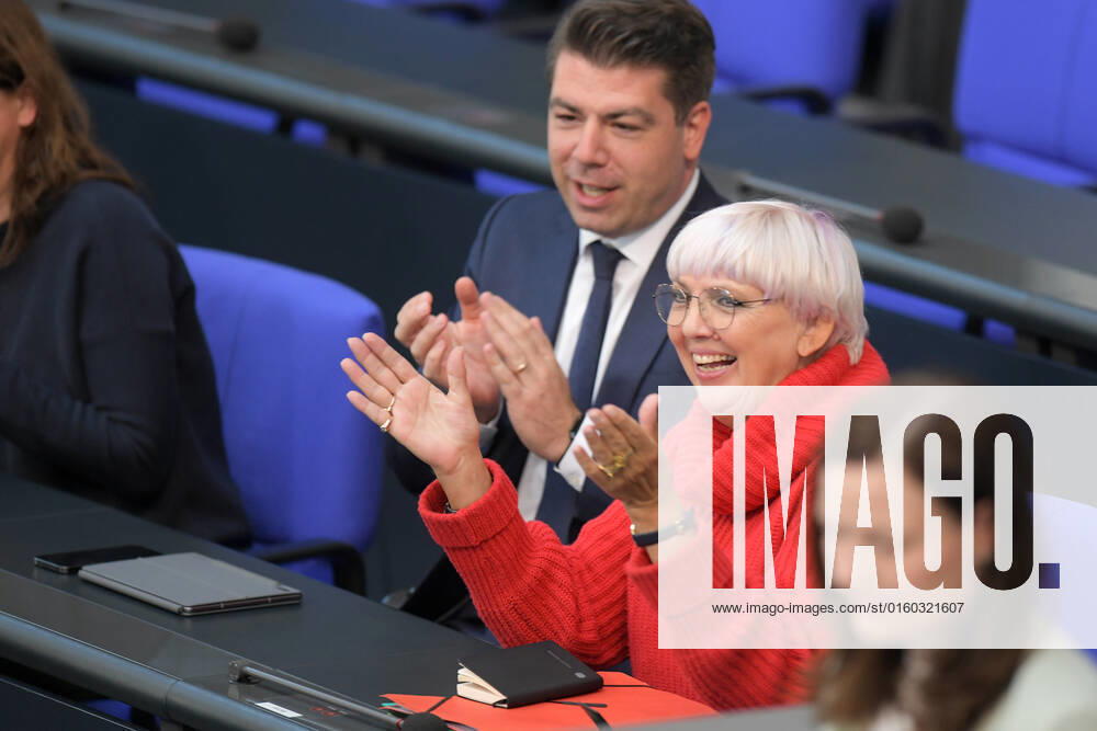Berlin, Deutschland 31. Mai 2022: 39. Sitzung des Deutschen Bundestags - 2022 Im Bild: Claudia Roth, Kulturstaatsministerin, (B 90 Die Grünen) klatscht begeistert Deutscher Bundestag Berlin