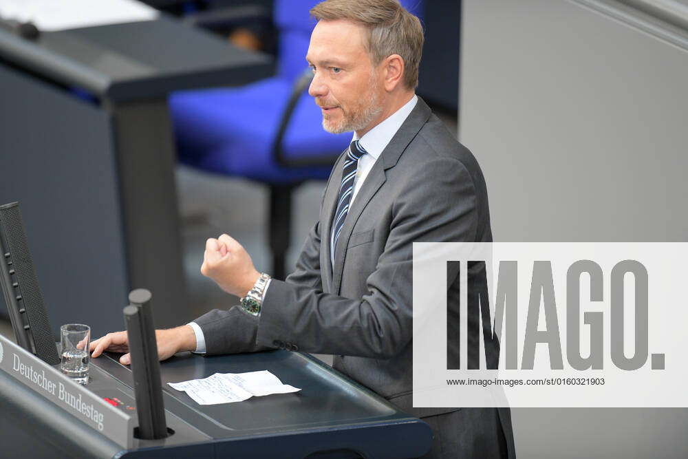 Berlin, Deutschland 31. Mai 2022: 39. Sitzung des Deutschen Bundestags - 2022 Im Bild: Bundesfinanzminister Christian Lindner (FDP) am Rednerpult mit geballter Faust Deutscher Bundestag Berlin