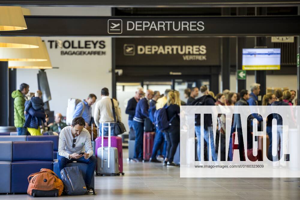 2022-05-31 10:57:31 MAASTRICHT - Travelers at Maastricht Aachen Airport. The provincial government of Limburg leaves the decision about the future of Maastricht Aachen Airport entirely to the Provincial Council. ANP MARCEL VAN HOORN netherlands out - belgium out
