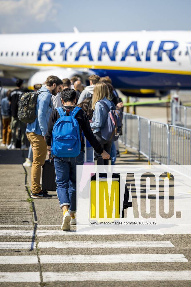 2022-05-31 11:27:40 MAASTRICHT - Travelers at Maastricht Aachen Airport. The provincial government of Limburg leaves the decision about the future of Maastricht Aachen Airport entirely to the Provincial Council. ANP MARCEL VAN HOORN netherlands out - belgium out