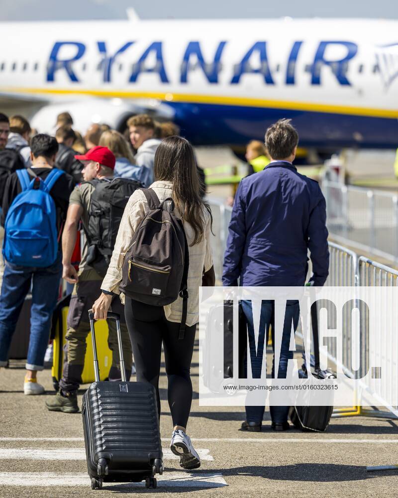 2022-05-31 11:28:16 MAASTRICHT - Travelers at Maastricht Aachen Airport. The provincial government of Limburg leaves the decision about the future of Maastricht Aachen Airport entirely to the Provincial Council. ANP MARCEL VAN HOORN netherlands out - belgium out