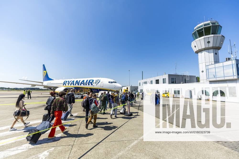 2022-05-31 11:40:25 MAASTRICHT - Travelers at Maastricht Aachen Airport. The provincial government of Limburg leaves the decision about the future of Maastricht Aachen Airport entirely to the Provincial Council. ANP MARCEL VAN HOORN netherlands out - belgium out