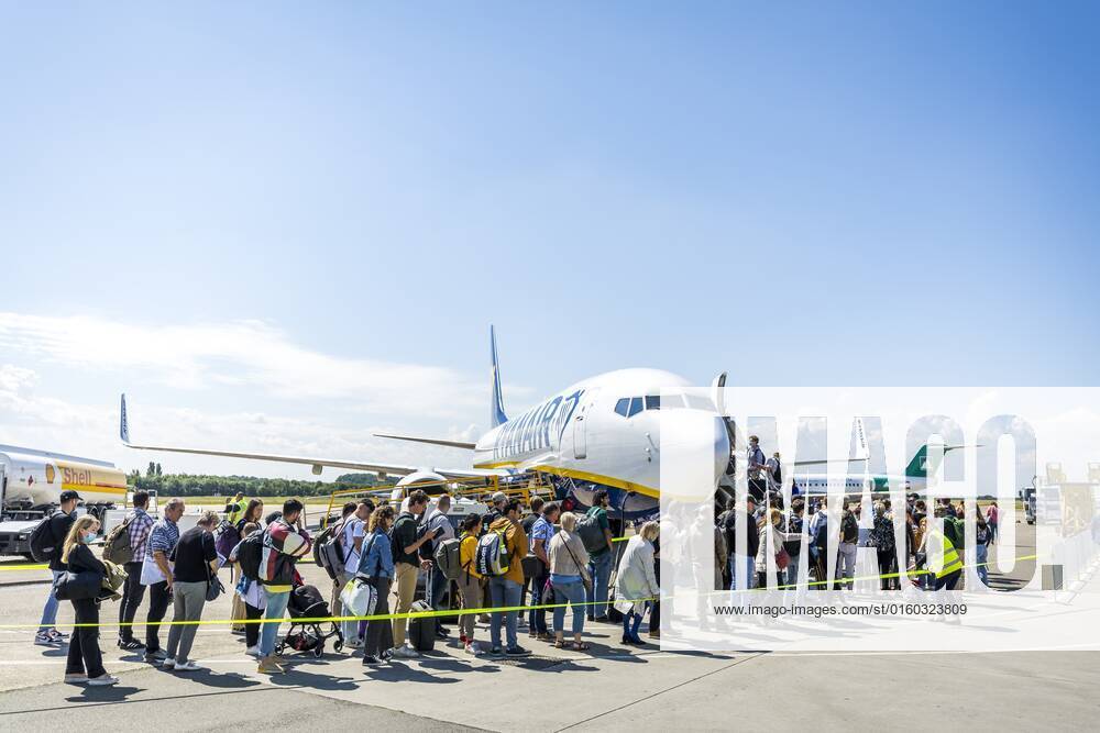 2022-05-31 11:43:13 MAASTRICHT - Travelers at Maastricht Aachen Airport. The provincial government of Limburg leaves the decision about the future of Maastricht Aachen Airport entirely to the Provincial Council. ANP MARCEL VAN HOORN netherlands out - belgium out