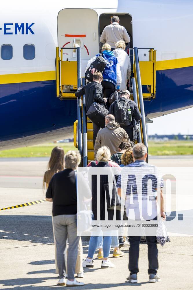 2022-05-31 11:48:00 MAASTRICHT - Travelers at Maastricht Aachen Airport. The provincial government of Limburg leaves the decision about the future of Maastricht Aachen Airport entirely to the Provincial Council. ANP MARCEL VAN HOORN netherlands out - belgium out