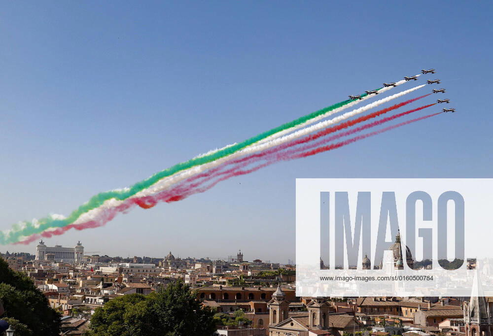Italien, Nationalfeiertag Tag der Republik June 2, 2022, Roma, Italia: Italian Air Forces aerobatic demonstration team Frecce Tricolori fly during the celebrations of the Italy s Republic Day, in Rome, Italy, 2 June 2022. ANSA GIUSEPPE LAMI Roma Italia - ZUMAa110 20220602_zaf_a110_005
