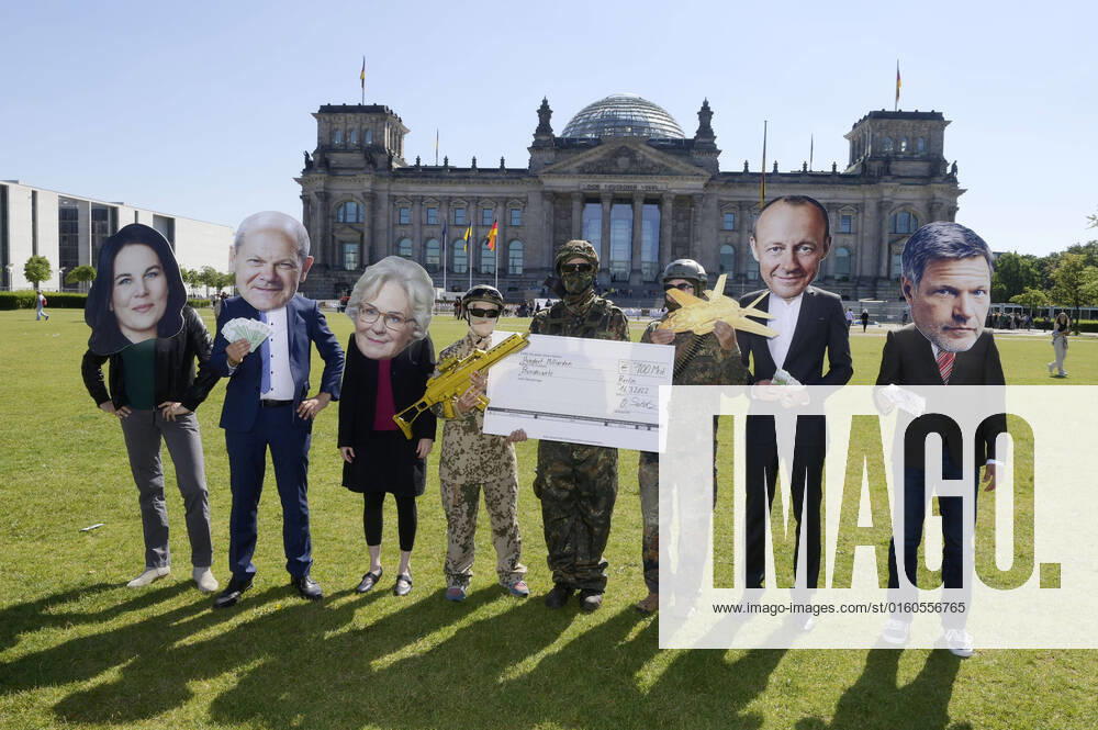 Aktivisten bei einer Protestaktion gegen das sogenannte Sondervermögen von 100 Milliarden für die Bundeswehr vor dem Reichstagsgebäude. Berlin
