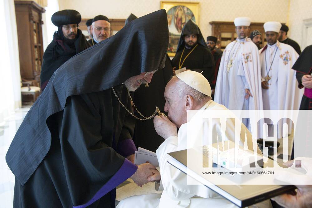 Vatikan, Papst Franziskus empfängt Vertreter Orthodoxer Kirchen Italy, Rome, Vatican, 22 06 3 Pope Francis received in Audience a Delegation of young priests and monks from Eastern Orthodox Churches at the Vatican . Photograph by Vatican Media Catholic Press Photo. RESTRICTED TO EDITORIAL USE - NO MARKETING - NO ADVERTISING CAMPAIGNS Papa Francesco ha ricevuto in udienza una delegazione di giovani sacerdoti e monaci delle Chiese ortodosse orientali in Vaticano