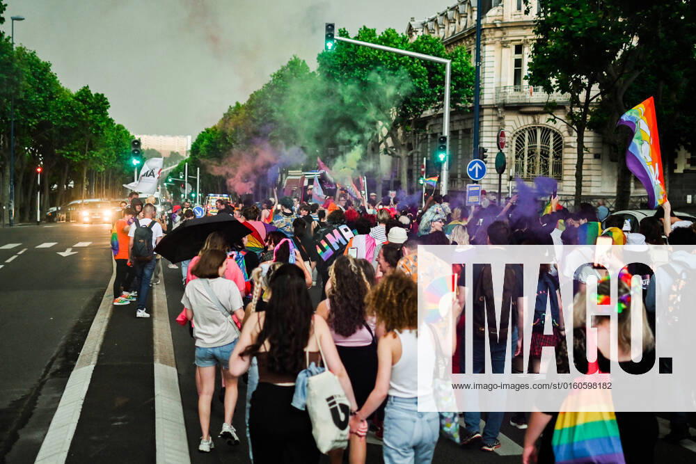 Night Pride In Clermont-Ferrand The crowd, in Paris, France, on June 3, 2022. A night Pride was organized in Clermont-Ferrand, by several unions and associations supporting the LGBT+ cause. Clermont-Ferrand France