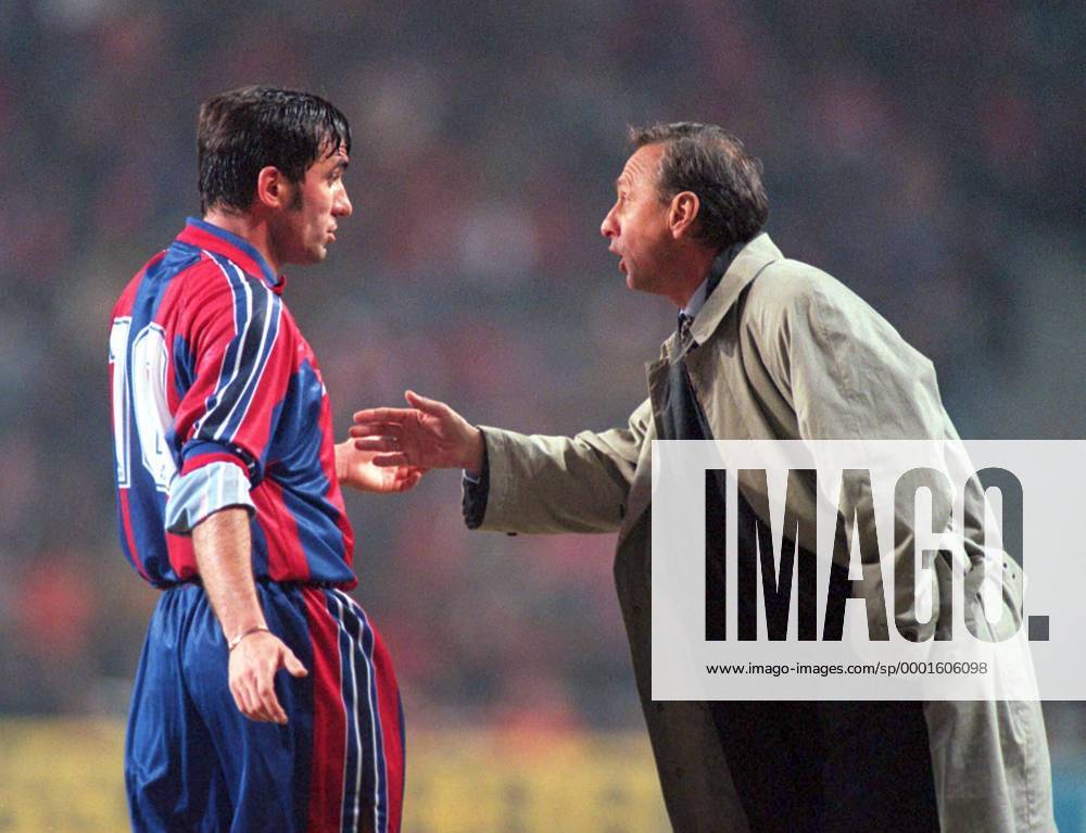 Trainer Johan Cruyff gibt Gheorghe Hagi (beide FC Barcelona) neue Anweisungen - Fußball EC 3 Herren UEFA Cup 1995 1996, Pokal, Europapokal, Europacup, Viertelfinale, FC Barcelona Gruppe Eindhoven