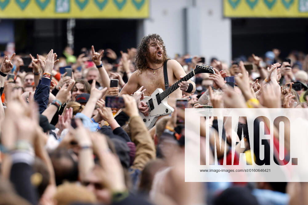 Sänger Joel O Keeffe von der Band Airbourne bei Rock am Ring 2022. Knapp 90.000 Besucher bejubeln in diesem Jahr die Auftritte von etwa 70 Bands. Rock am Ring ist ein von Marek Lieberberg gegründetes Musikfestival, das traditionell auf dem Nürburgring in der Nähe der Stadt Adenau in der Eifel stattfindet. Es gilt als das traditionsreichste Rockfestival Deutschlands. Nürburg, 05.06.2022 Rheinland-Pfalz Deutschland
