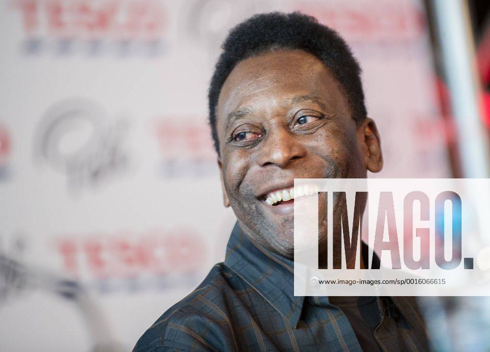 Pele in Warsaw Legendary Pele attends Tesco Supermarkets press conference on March 26, 2014 in Warsaw, Poland. EN_01122591_0014