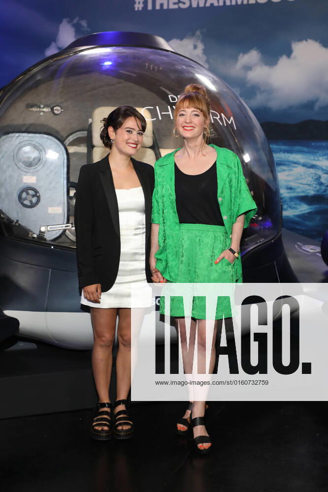 First Look Event der ZDF Produktion DER SCHWARM Rosabell Laurenti Sellers Leonie Benesch Fotocall Photocall Fototermin First Look Event zur ZDF Produktion DER SCHWARM von Frank Schätzing (Executive Producer und Autor) im Glashaus der Arena in Berlin