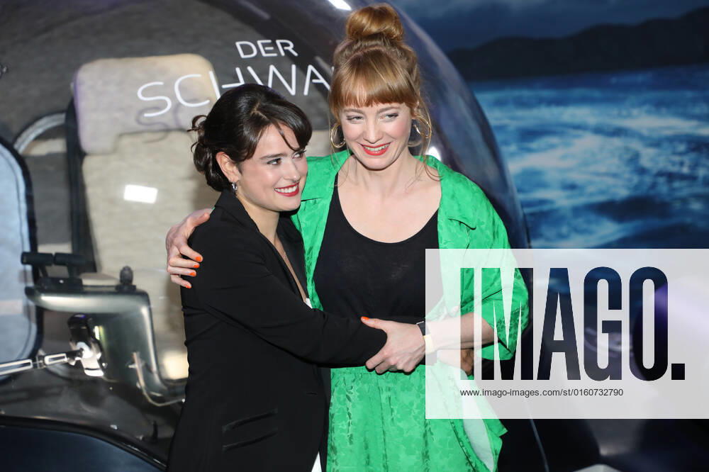 First Look Event der ZDF Produktion DER SCHWARM Rosabell Laurenti Sellers Leonie Benesch Fotocall Photocall Fototermin First Look Event zur ZDF Produktion DER SCHWARM von Frank Schätzing (Executive Producer und Autor) im Glashaus der Arena in Berlin