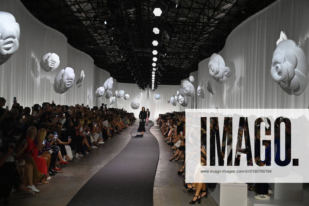Bilder des Jahres 2022, Entertainment 06 Juni Entertainment Themen der Woche KW23 June 7, 2022, Florence, Italy: A model wears a proposal by Chanel - MÃ tiers dArt at Pitti Uomo fashion show in Florence, Italy, 7 June 2022.ANSA CLAUDIO GIOVANNINI Florence Italy - ZUMAa110 20220607_zaf_a110_044
