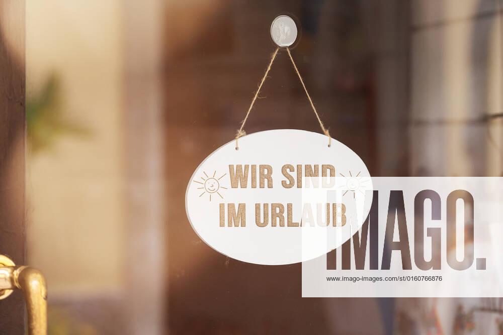 Schild in einer Eingangstüre mit der Aufschrift, Wir sind im Urlaub, Geschlossen Symbolbild FOTOMONTAGE