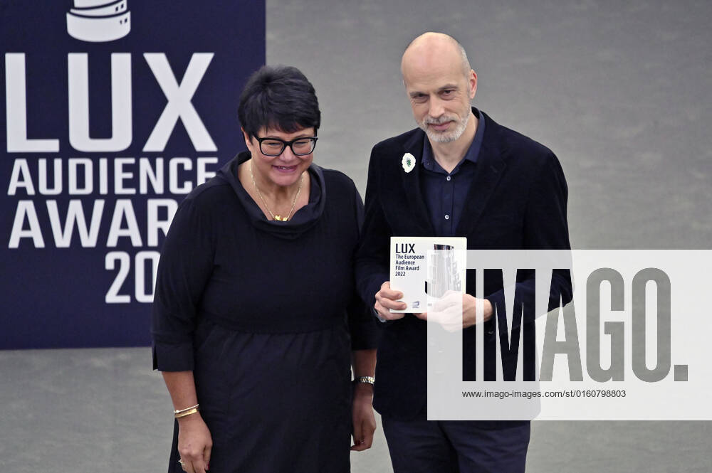 Sabine Verheyen und Sebastian Meise mit dem Preis für den 3. Platz für dem Film Große Freiheit bei der Verleihung des Lux Publikumspreises 2022 im Plenarsaal des Europäischen Parlaments. Straßburg