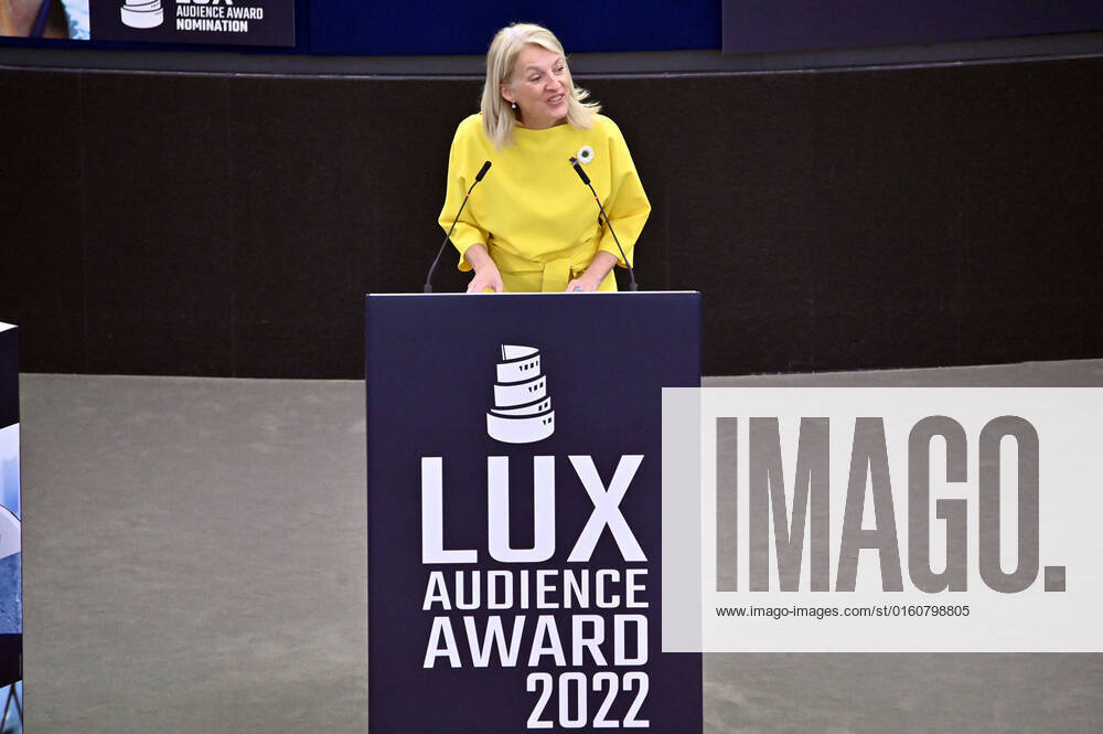 Evelyn Regner bei der Verleihung des Lux Publikumspreises 2022 im Plenarsaal des Europäischen Parlaments. Straßburg