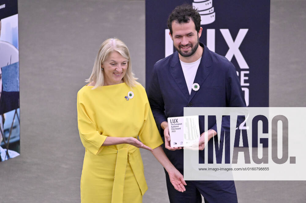 Evelyn Regner und Jonas Poher Rasmussen mit dem Preis für den 2. Platz für den Film Flee bei der Verleihung des Lux Publikumspreises 2022 im Plenarsaal des Europäischen Parlaments. Straßburg