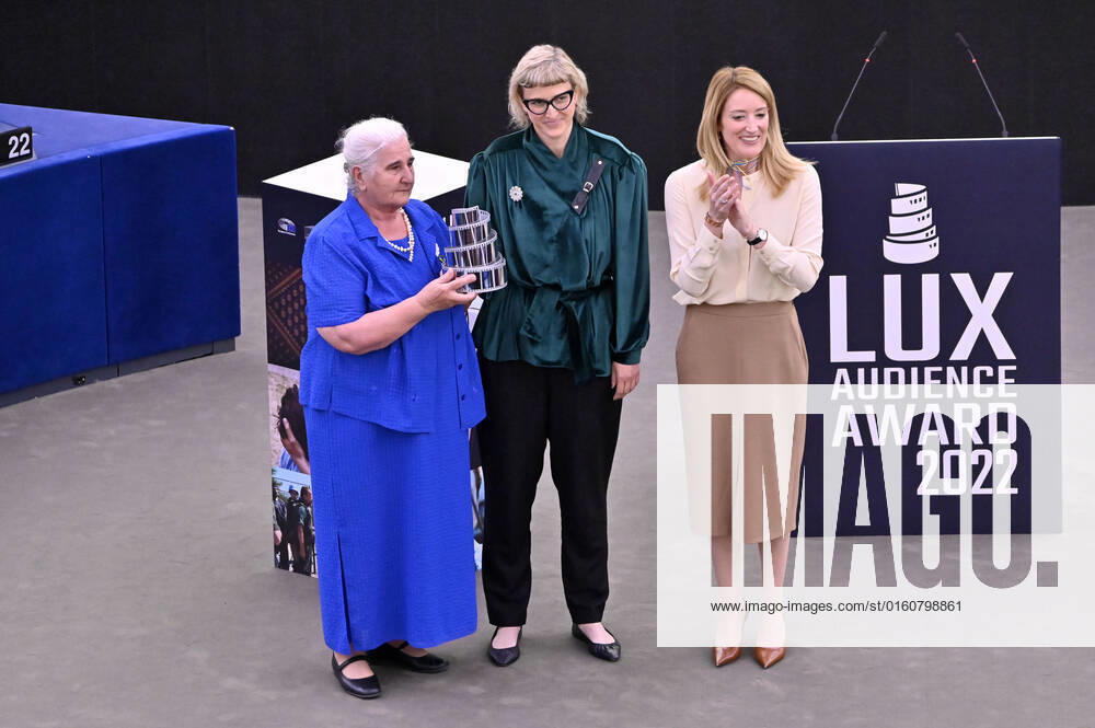 Munira Subasic, Jasmila Zbanic und Roberta Metsola mit dem Preis für den besten Film Quo Vadis, Aida? bei der Verleihung des Lux Publikumspreises 2022 im Plenarsaal des Europäischen Parlaments. Straßburg