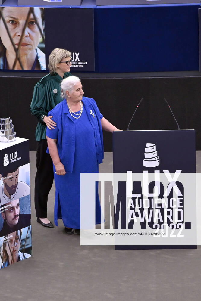 Jasmila Zbanic und Munira Subasic mit dem Preis für den besten Film Quo Vadis, Aida? bei der Verleihung des Lux Publikumspreises 2022 im Plenarsaal des Europäischen Parlaments. Straßburg