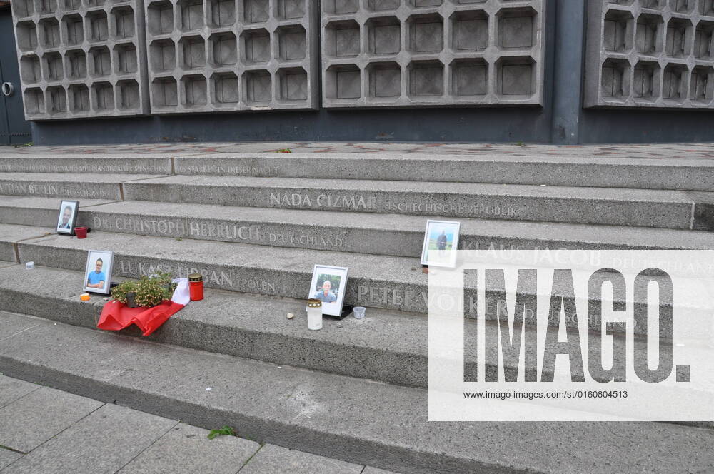 KW23 Berlin, Auto fährt in Menschenmenge, Eindrücke vom Ort des Geschehens am Tag danach Pictures and candles lay in the center of Berlin, Germany, June 9, 2022. On Wednesday June 8, a 29-year-old man drove his car into a group of students killing their teacher and crash into a store. (CTKxPhoto AlesxZapotocky) CTKPhotoP2022060904634 ZPT 3k