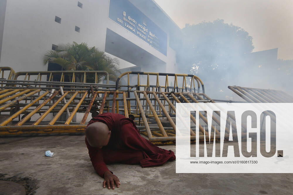 Sri Lanka - Economic Crisis - Protest A Sri Lankan Buddhist nun ( Bhikkhuni ) falls on the ground in front of fallen barricades after inhaling tear gas during a protest against the government in front of police headquarters at Colombo, Sri Lanka. 9 June 2022. Colombo Sri Lanka